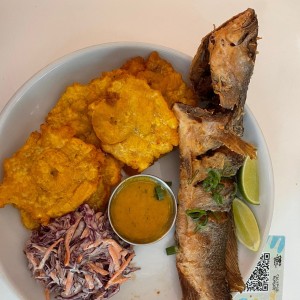 Pescado frito con patacones 