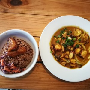 Pulpo al curry, arroz con coco y frijoles