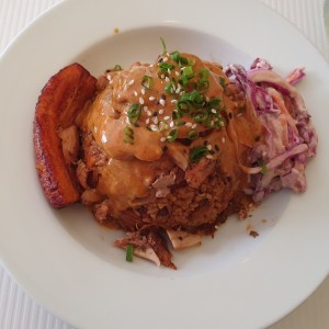 Jawarma: arroz con pollo, tajada y salad