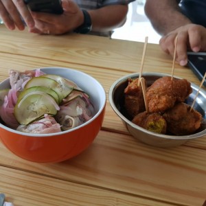 Saus y torrejitas de bacalao.