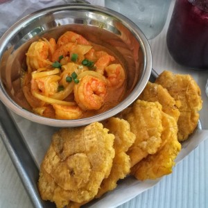 Camarones en salsa de Curry y Leghebde Coco
