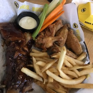 Costillas, alitas y papas fritas