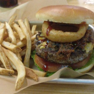 hamburguesa Jackson con aros de cebolla