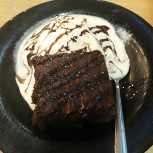 Brownie con helado 