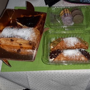 cheesecake, crumble de manzana, macarrons y canoli