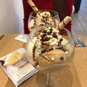 Helado de dulce de leche, vainilla y matcha con chispas de tres tipos de chocolate