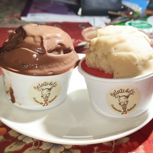 helado de chocolate negro y helado de fresa con banana (vegano)