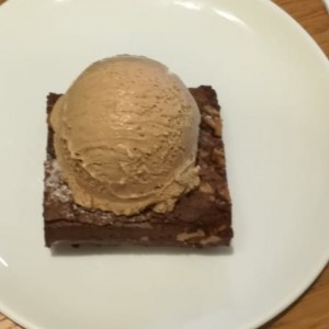 brownie con helado de dulce de leche