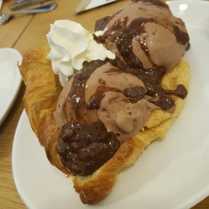 croissant con helado de rocher y crema batida