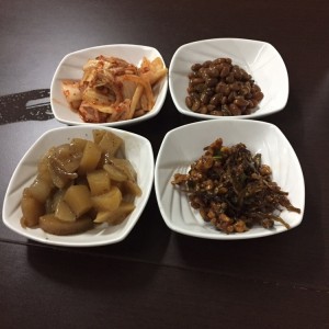 entradas del bulgogi. papas, frijoles dulces, kimchi y sardinas dulce/picante con nueces