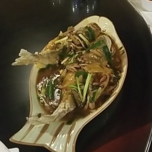 Filete de pescado salteado con jengibre y cebollin
