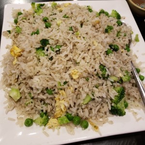 arroz con vegetales y huevo
