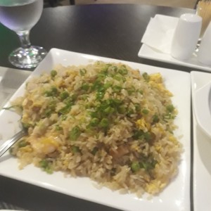 Arroz frito con pollo y camarones