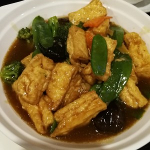 Tofu frito salteado con vegetales