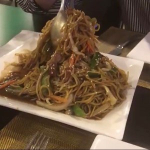 Chow Mein con puerco asado