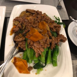 Carne salteada con vegetales chinos
