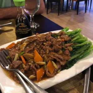 Carne salteada con vegetales chinos