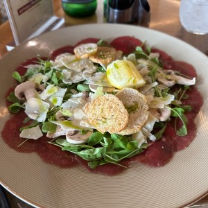 Carpaccio de Manzo con Rucola e Scaglie di Grana