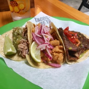 Tacos de carnita, calamar y bistec