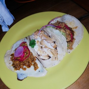 3 Tacos Pollo, Cochinita y Chorizo 