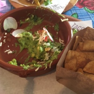 guacamole con totopos