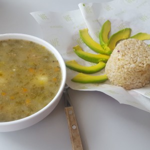 sancocho de pollo con arroz integral y aguacate