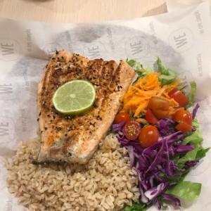 salmon con arroz integral y ensalada