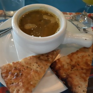 Sopa de lentejas y pollo