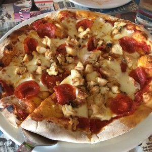 pizza de peperoni con pollo