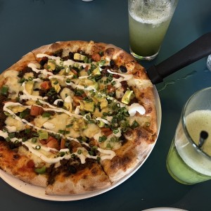 Pizza Mexicana y Limonada con hierba buena