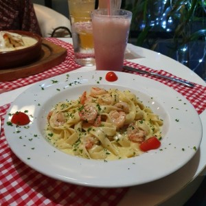 Fetuccini en salsa blanca con camarones