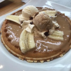 Waffle de arequipe y banano