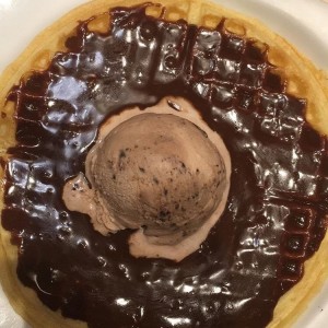 waffle con salsa de chocolate y helado de avellana