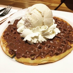 waffle de nutella con helado