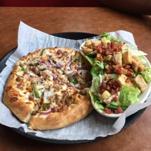 Menu Lunch Pizza Suprema y Ensalada Cesar con Pollo
