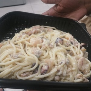 Spaguetti con mariscos en salsa blanca 