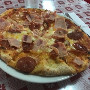 Pizza peperoni jamon