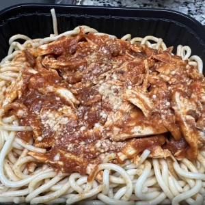 Spaghetti con pollo desmenuzado