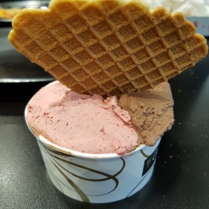 helado mediano de frutos rojos y chocolate