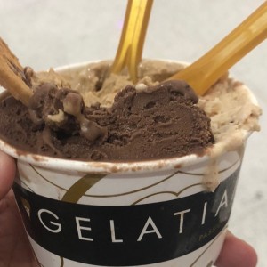 helado de doble sabor chocolate y avellana
