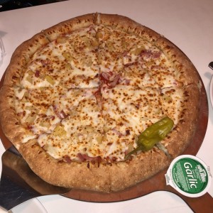 Pizza Hawaiana con bordes de queso
