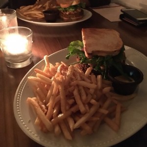 Hamburguesa de falafel con papas trufadas