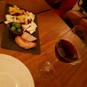 Tabla de quesos y Vino Escorihuela