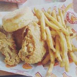 combo de pollo con Papas fritas Popeyes