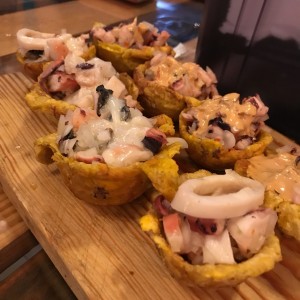 patacon con relleno de ceviche de pulpo y combinacion a la salsa inglesa con coco