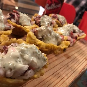 patacones rellenos de ceviche de pulpo con chimichurri 