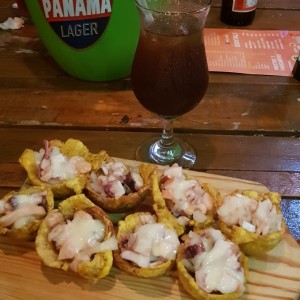 Patacones rellenos de ceviche.