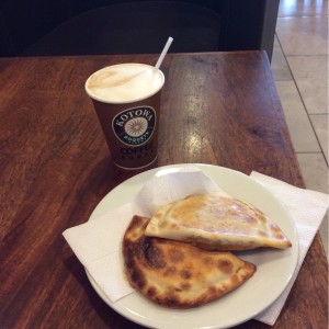 Empanadas de carne molida picante y un capuchino