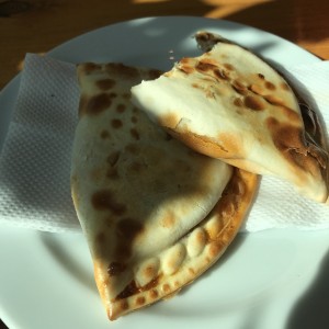 empanada capresa y chorizo