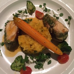 Pollo glazeado en salsa de mango con arroz de zapallo